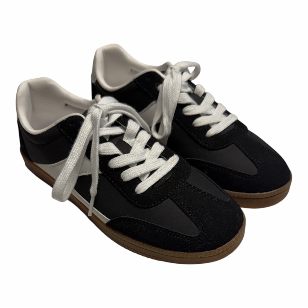 Black & White Women's Low-Top Sneakers